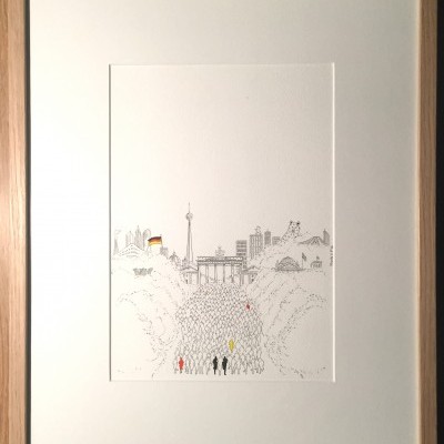 Desenho monocromático de multidão e edifícios urbanos famosos, emoldurado em madeira.