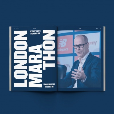 Livro aberto com texto sobre London Marathon e fotografia de homem em entrevista