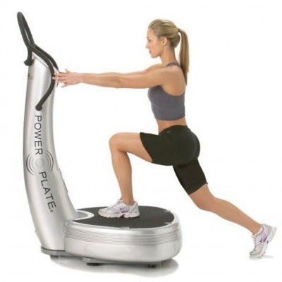 Máquina de vibração Power Plate com mulher a usar