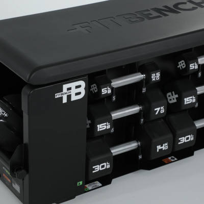 Banco de treino preto com suporte de halteres e etiquetas de peso