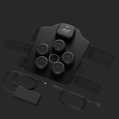 Conjunto negro de discos texturizados com base e cabos em fundo escuro.