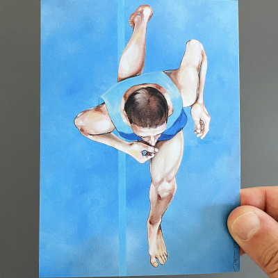 Ilustração de nadador de cima, fato de banho azul, fundo azul, cartão em mão sobre fundo cinzento