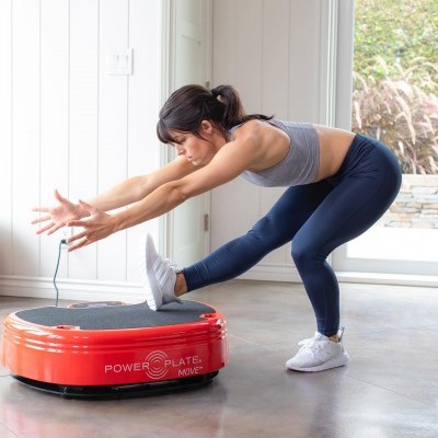 Dispositivo de fitness vermelho Power Plate Move com mulher a fazer exercício