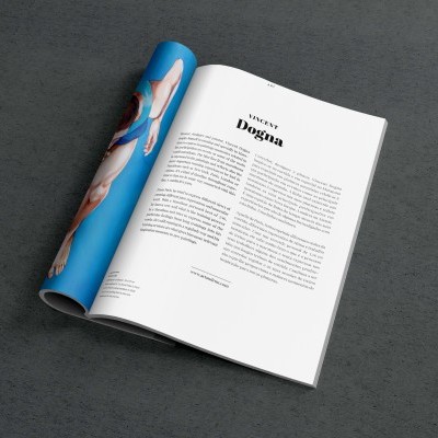 Revista aberta mostrando texto e imagem colorida em fundo azul