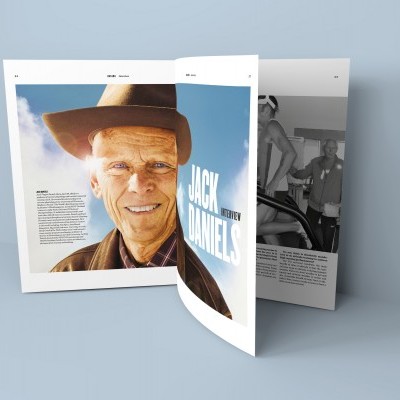 Revista aberta com retrato de homem idoso e texto JACK DANIELS