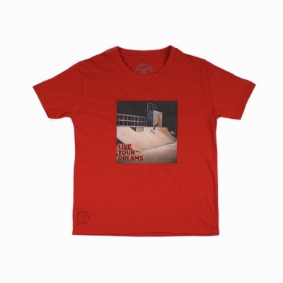 Camiseta vermelha com estampa de skate e texto 'LIVE YOUR DREAMS'