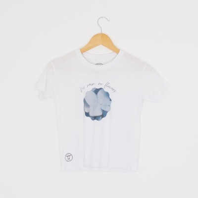 Camisola branca manga curta com estampa de flor azul e texto 'live with no flowers'