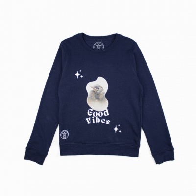 Camisola azul escuro com estampado de pássaro e texto Good Vibes