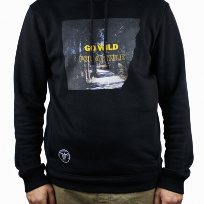 Sweatshirt preta com capuz e estampa de estrada com texto amarelo