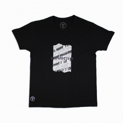 T-shirt preta com estampado geométrico branco e texto PERSPECTIVE