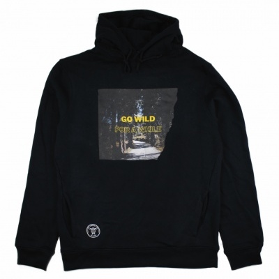 Camisola preta com capuz, imagem de floresta e texto 'GO WILD FOR A WHILE'