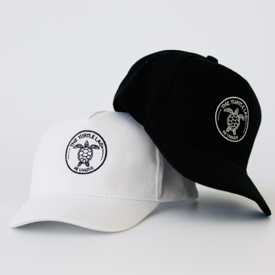 Bonés preto e branco com bordado frontal de tartaruga e texto THE TURTLE L.A.