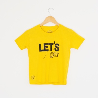 T-shirt infantil amarela com texto 'LET'S go!' preto