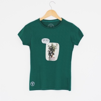 T-shirt verde escura com estampa de planta e texto, pendurada em cabide de madeira