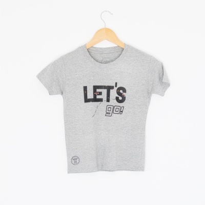 T-shirt cinza clara de manga curta com texto LET'S go!
