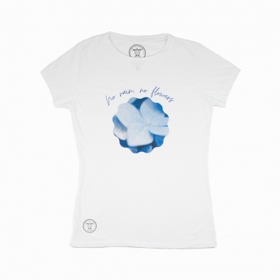 T-shirt branca feminina com estampado azul e texto