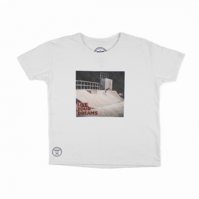 T-shirt branca com estampa quadrada e texto 'LIVE YOUR DREAMS'