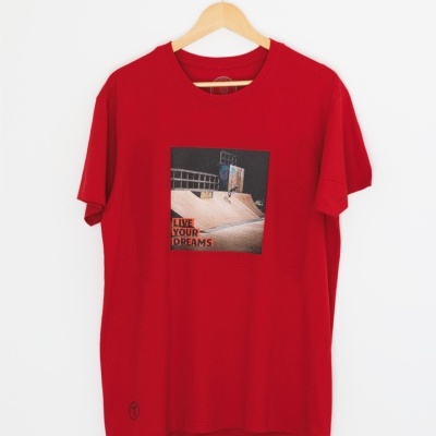 Camisola vermelha com estampa de skate park e texto 