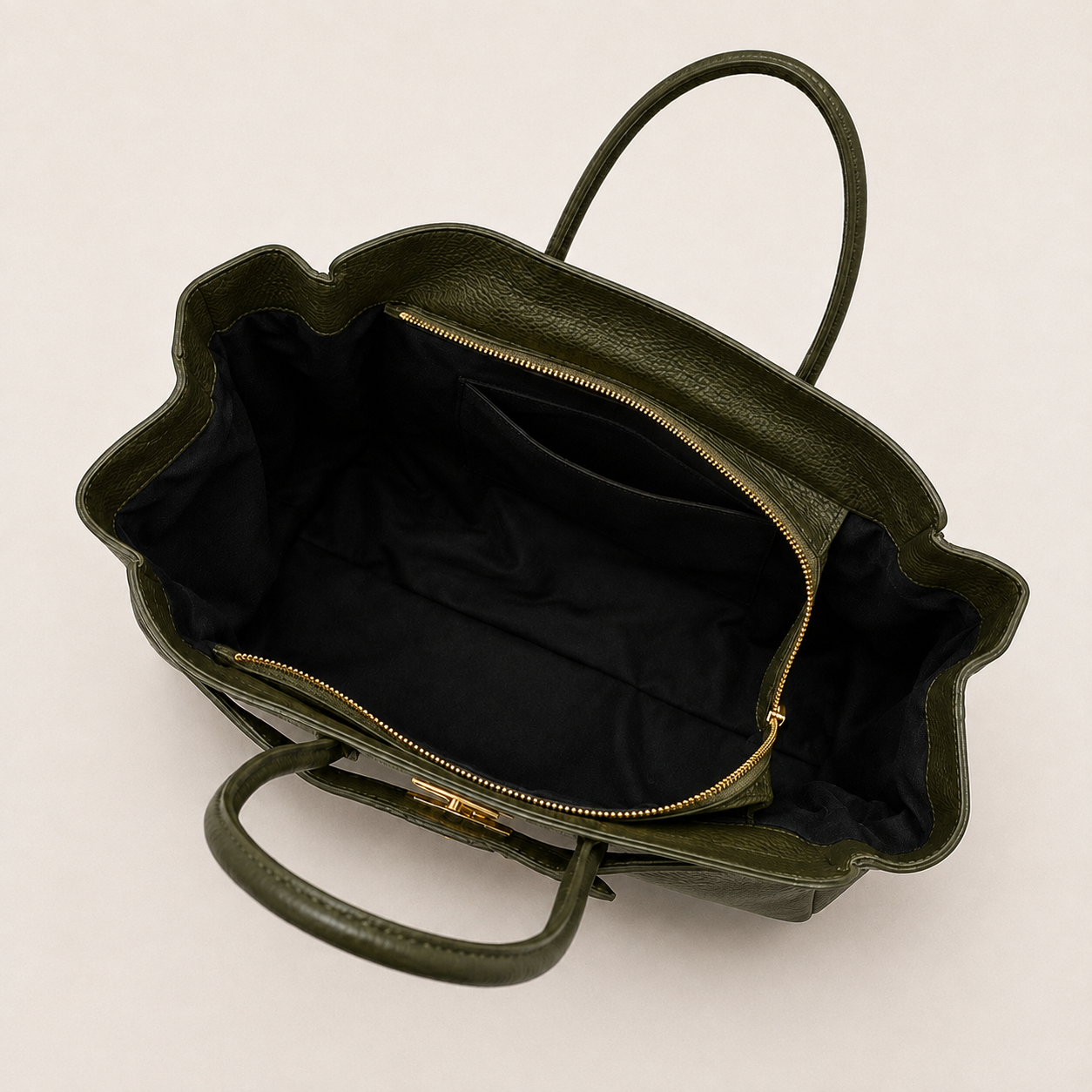 MALA EM PELE ITALIANA PADOVA VERDE OLIVE | TUSCAN Bolsa de mão verde escura com interior preto e fecho dourado vista de cima