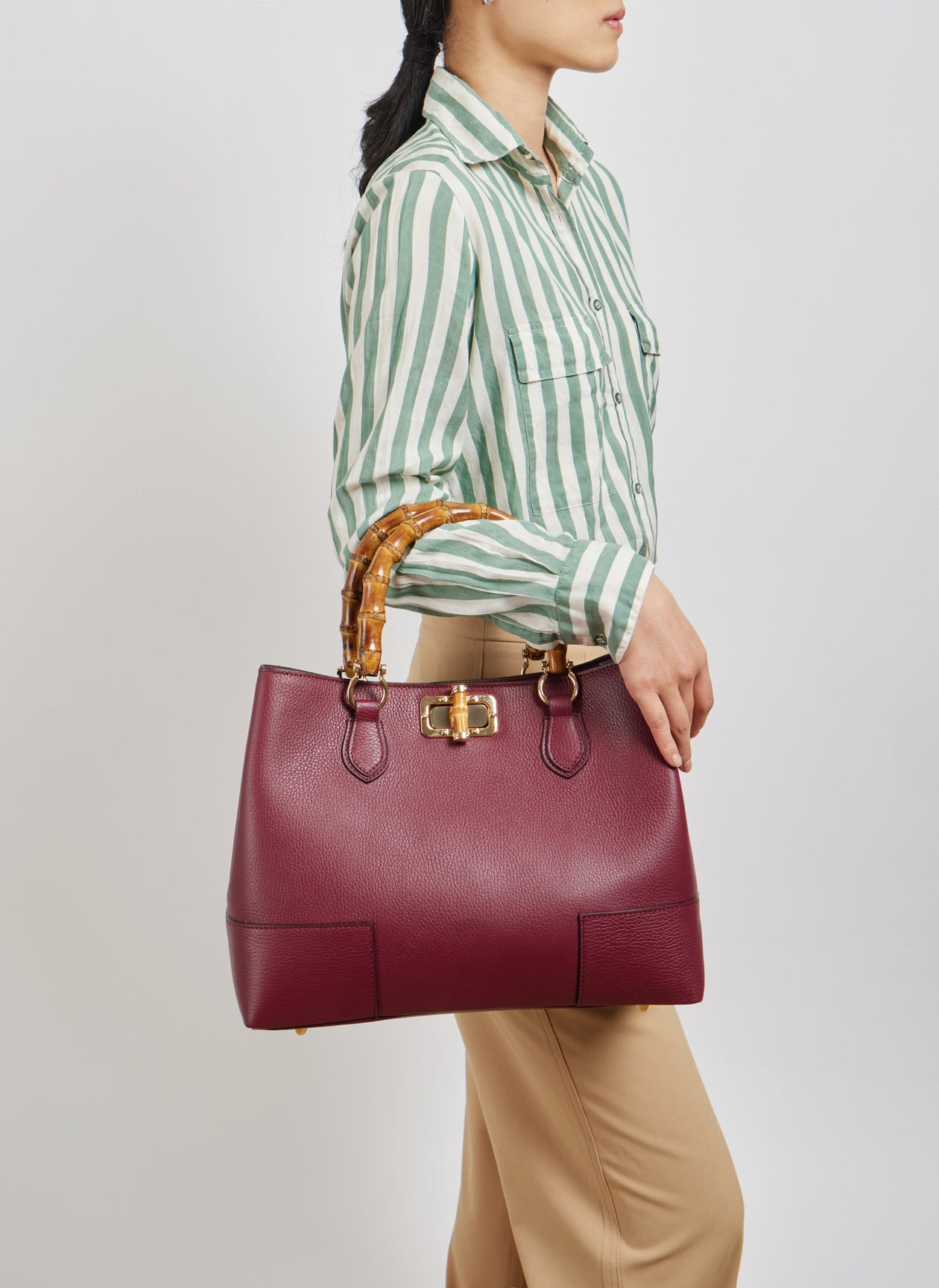 MALA EM PELE ITALIANA AMALFI BURGUNDY | TUSCAN Mala de mão em pele granada com alças de madeira