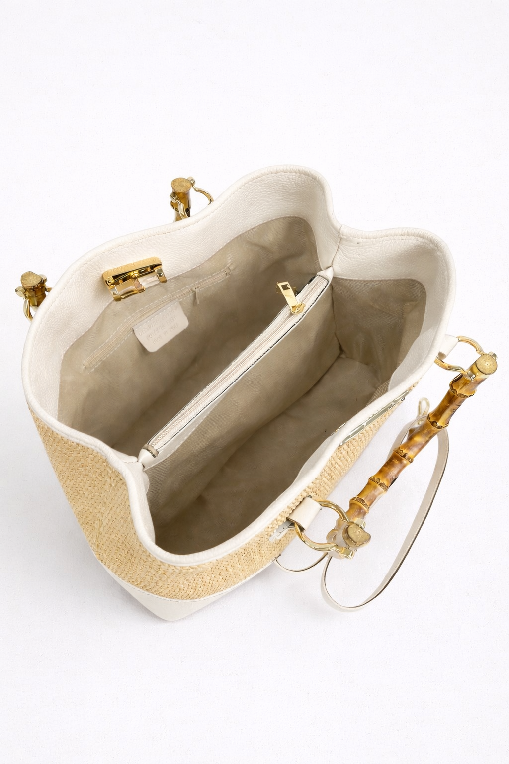 MALA EM PELE ITALIANA AMALFI RÁFIA CREAM | TUSCAN Mala de mão bege com detalhes em couro branco e alça de bambu vista por dentro