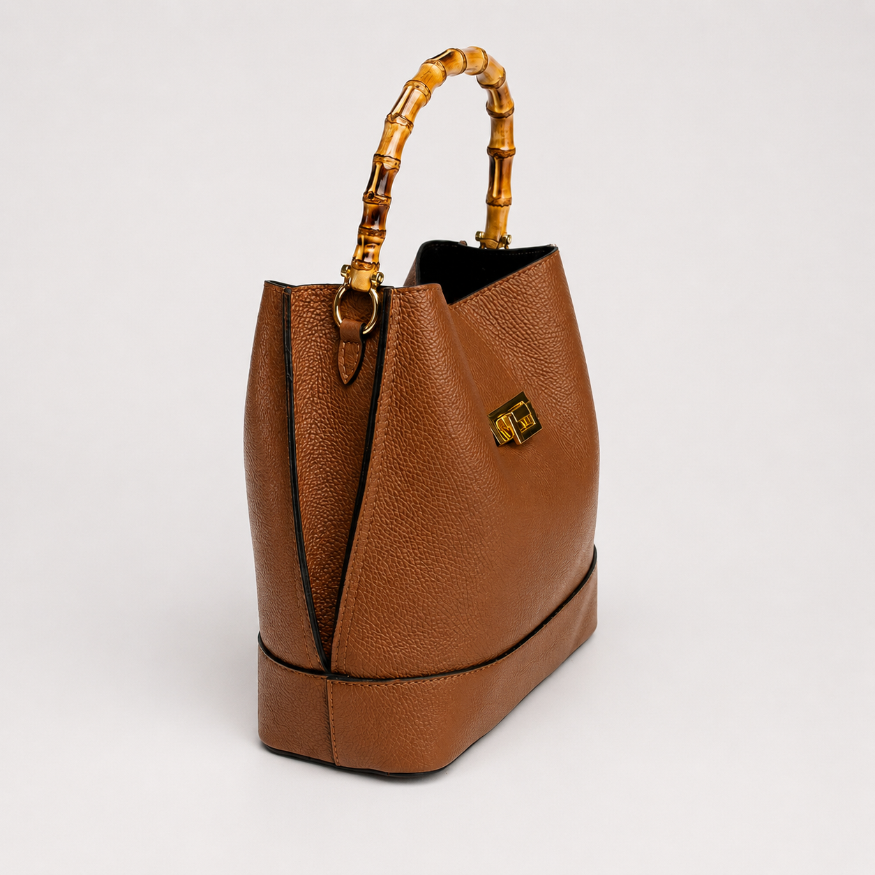 MALA EM PELE ITALIANA LIVORNO CONHAQUE | TUSCAN Mala de mão castanha com pega em bambu e fecho dourado.