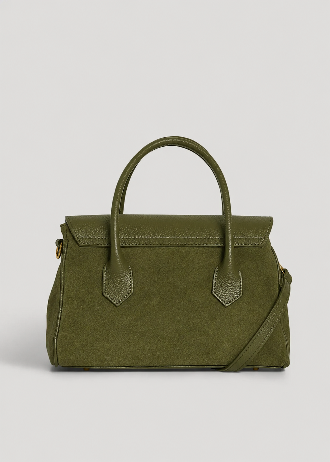 MALA EM PELE ITALIANA VOLTERRA OLIVE | TUSCAN Mala de mão verde musgo em camurça e pele sobre fundo branco