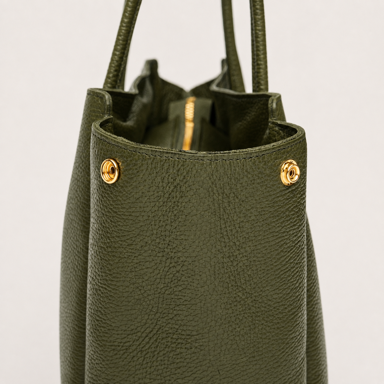 MALA EM PELE ITALIANA PADOVA VERDE OLIVE | TUSCAN Mala de mão verde musgo em pele com detalhes metálicos dourados