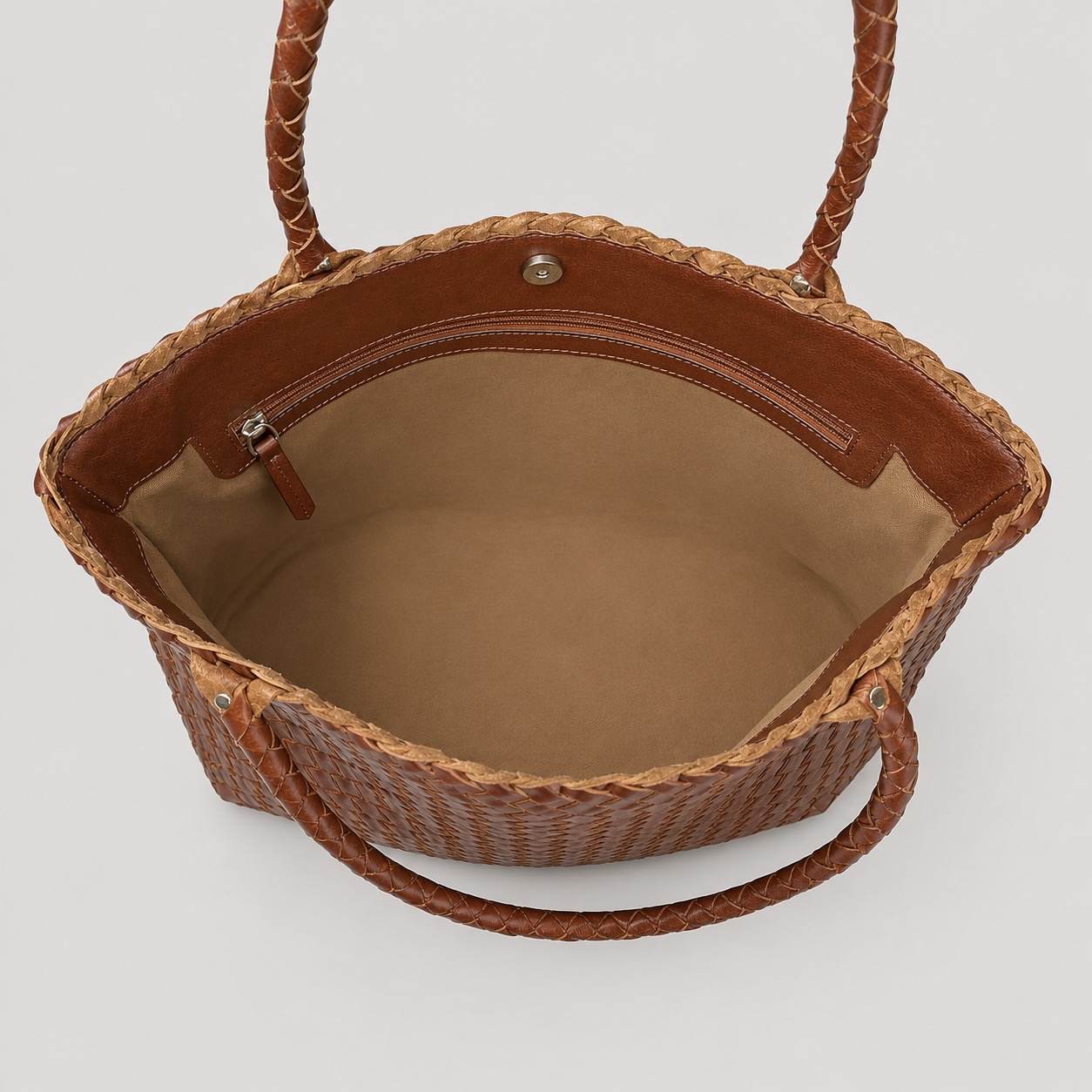 MALA DE PELE INTERCCIATO ITALIANA SORRENTO | EDIÇÃO EXCLUSIVA Mala tote castanha com padrão trançado e interior bege com bolso de fecho