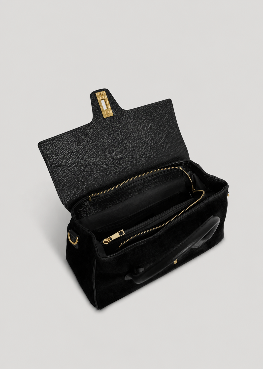 MALA EM PELE ITALIANA VOLTERRA PRETO | TUSCAN Mala preta de renda com fecho dourado aberta