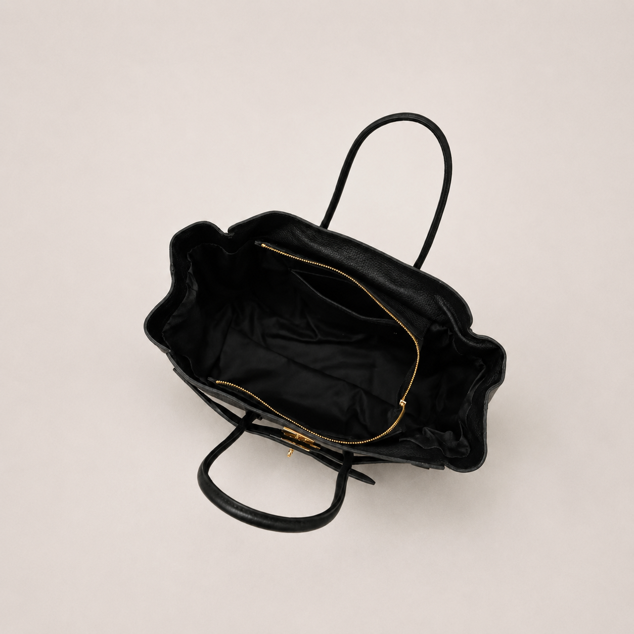 MALA EM PELE ITALIANA PADOVA PRETO | TUSCAN Mala preta de mão com interior forrado e bolso com fecho dourado