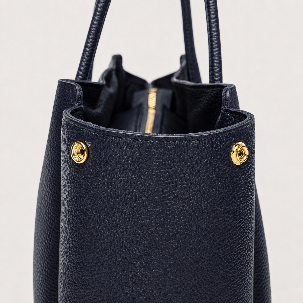 MALA EM PELE ITALIANA PADOVA AZUL NAVY | TUSCAN Mala preta de pele granulada com fecho dourado e alças duplas