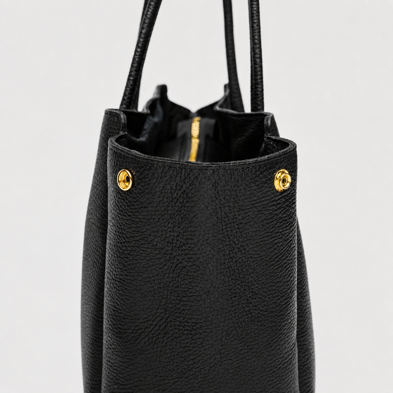 MALA EM PELE ITALIANA PADOVA PRETO | TUSCAN Mala preta de couro com detalhes dourados