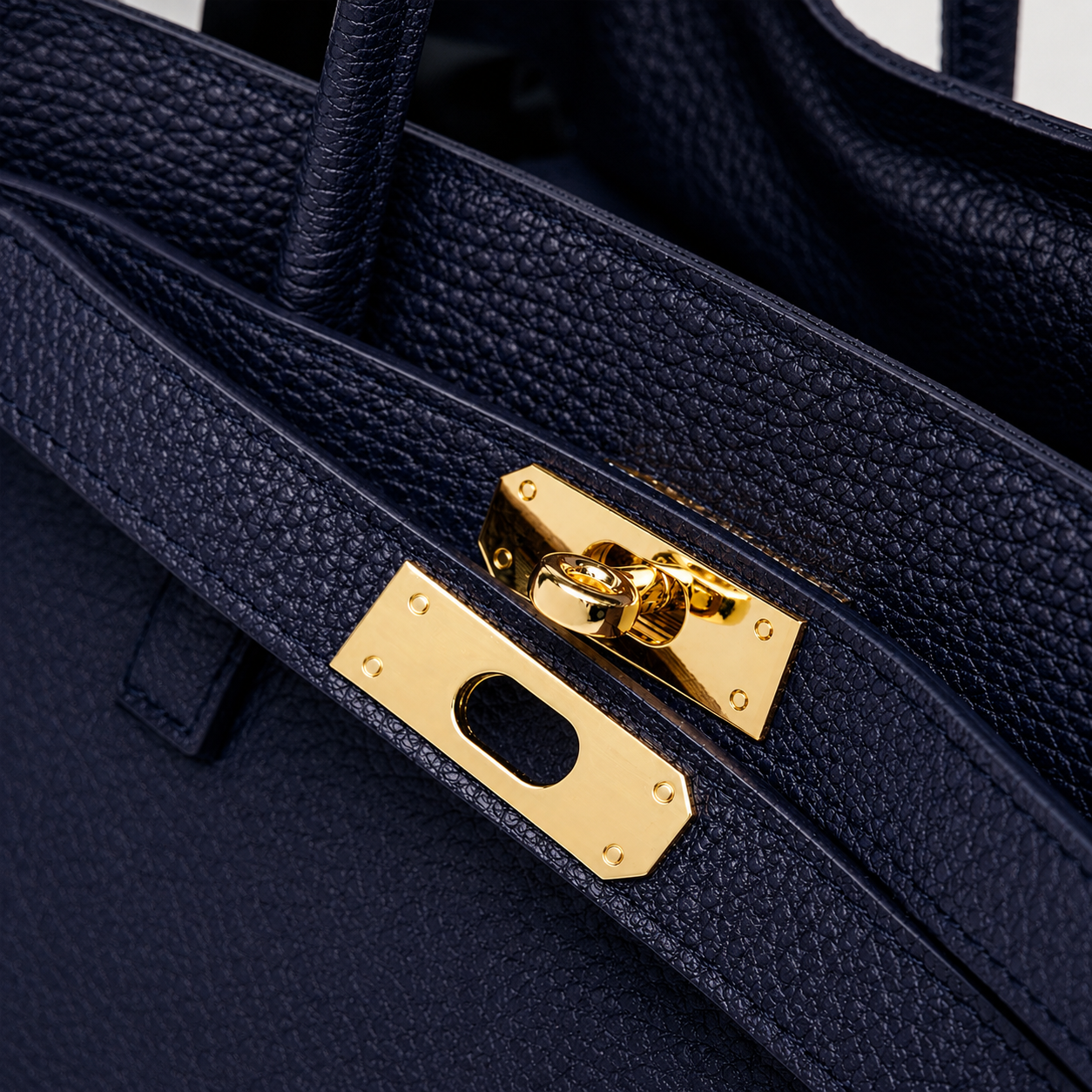 MALA EM PELE ITALIANA PADOVA AZUL NAVY | TUSCAN Mala de mão azul escura em pele com fecho dourado