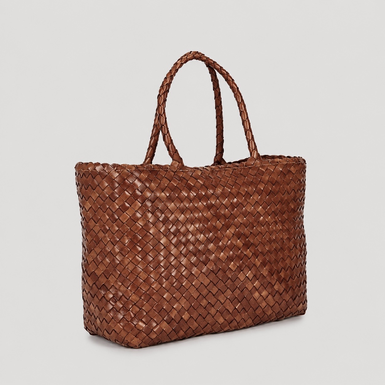 MALA DE PELE INTERCCIATO ITALIANA SORRENTO | EDIÇÃO EXCLUSIVA Bolsa de mão tipo tote em pele castanha trançada com duas alças