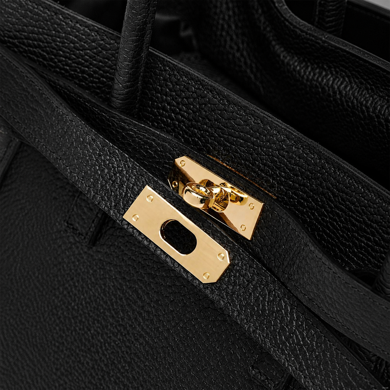 MALA EM PELE ITALIANA PADOVA PRETO | TUSCAN Mala preta de couro com fecho dourado