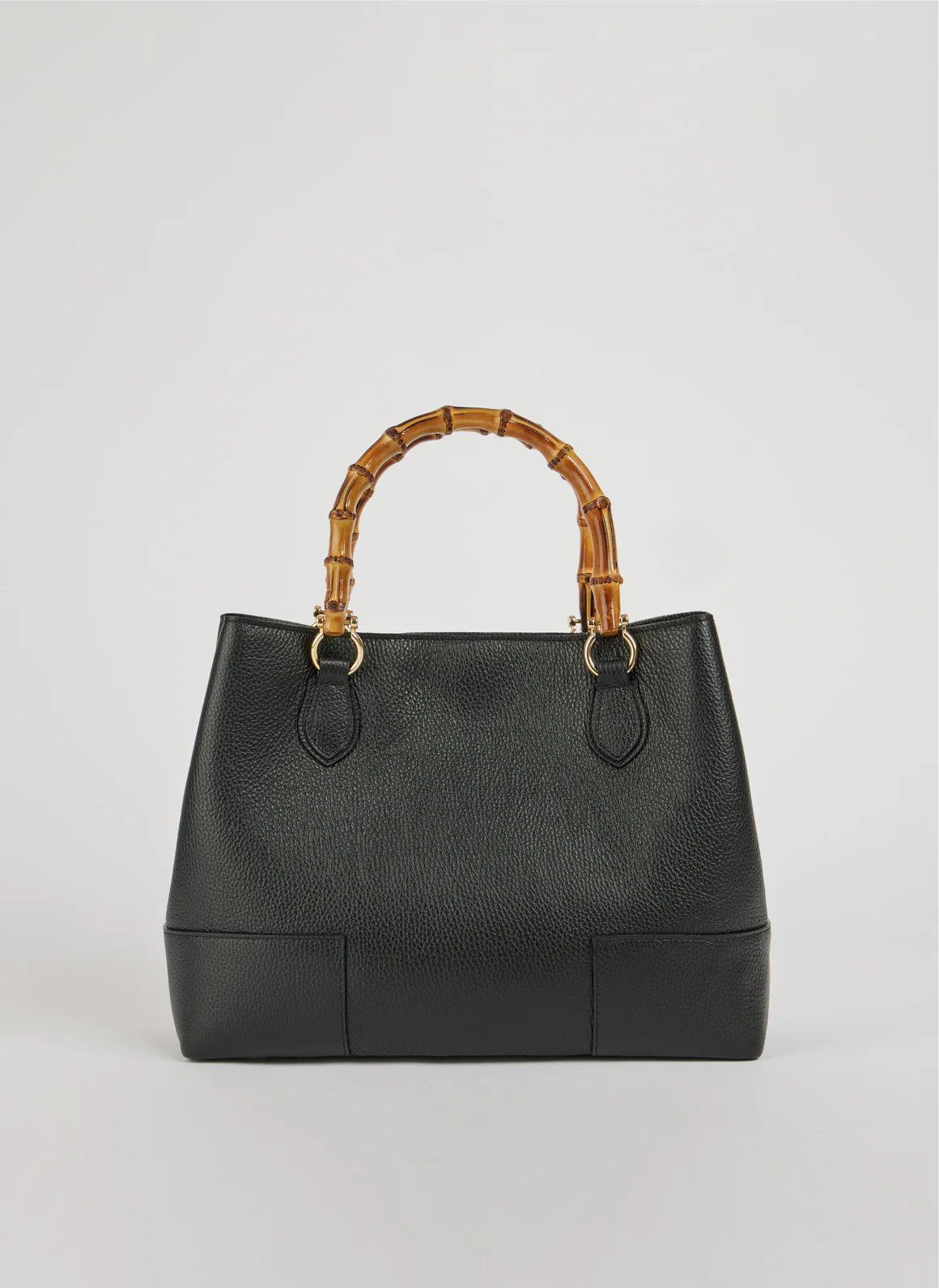 MALA EM PELE ITALIANA AMALFI PRETO | TUSCAN Mala de mão preta com alças de bambu em fundo cinzento