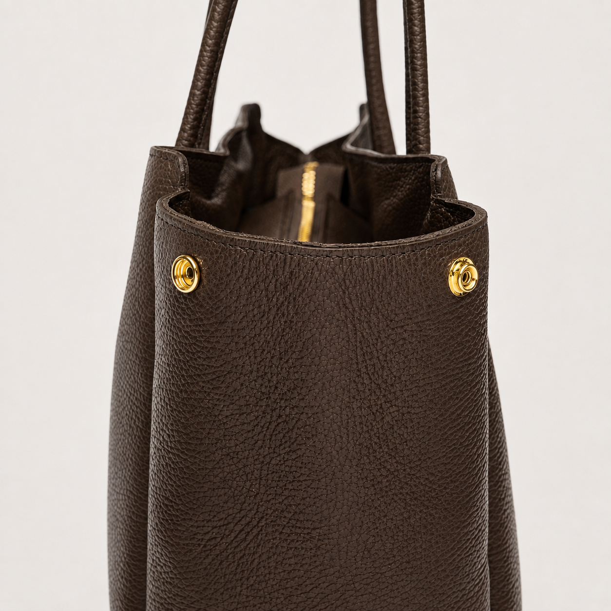 MALA EM PELE ITALIANA PADOVA CHOCOLATE | TUSCAN Mala castanha escura em pele texturada com fecho dourado