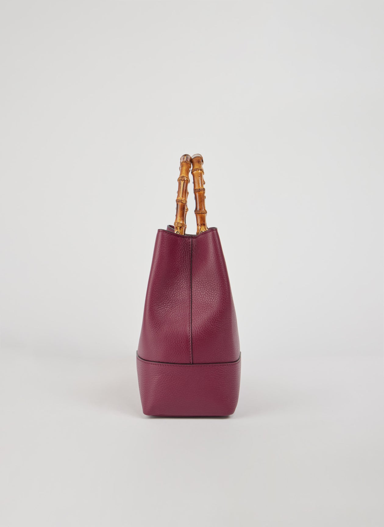 MALA EM PELE ITALIANA AMALFI BURGUNDY | TUSCAN Mala vertical de pele granada com pegas de bambu