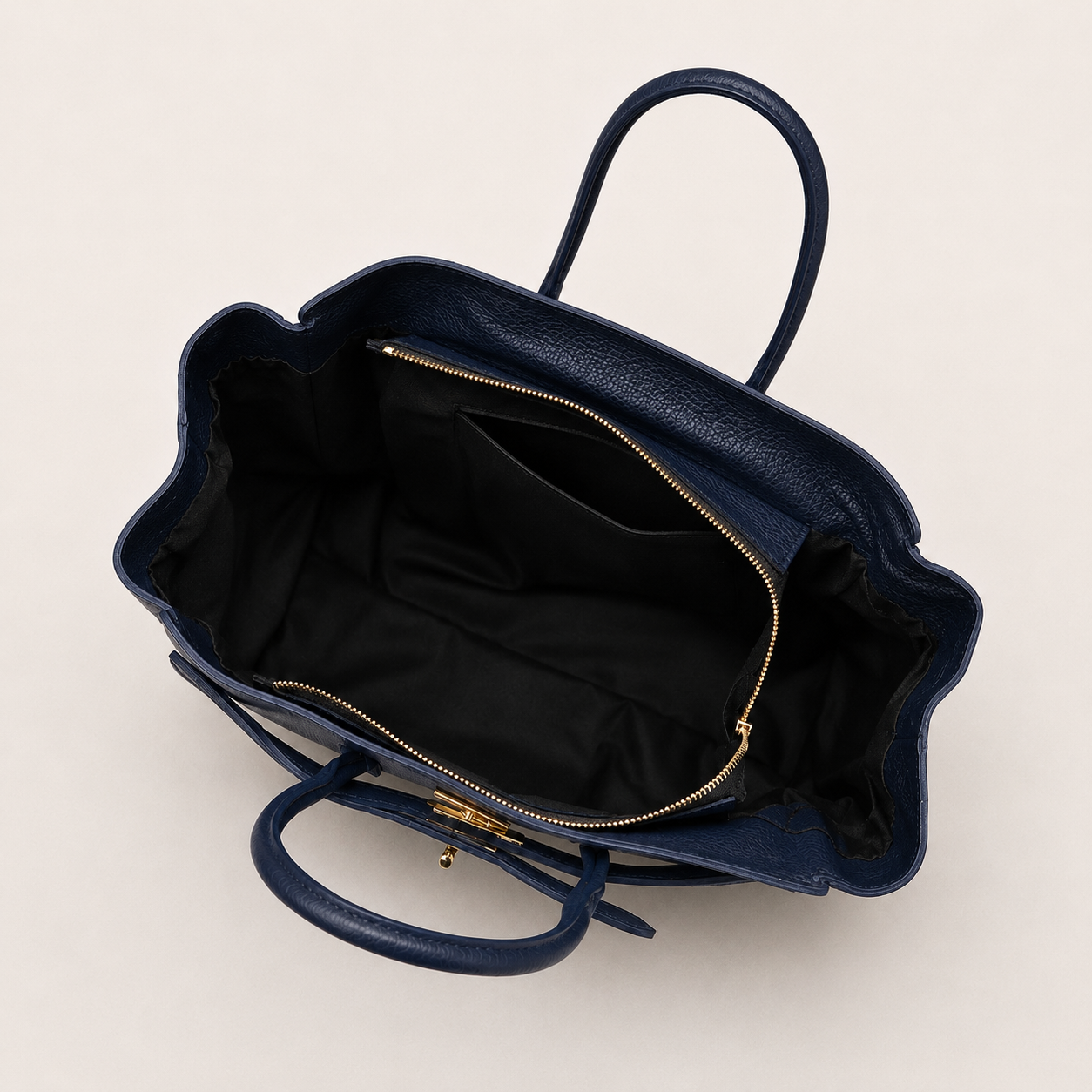 MALA EM PELE ITALIANA PADOVA AZUL NAVY | TUSCAN Mala de mão azul escuro aberta a mostrar interior forrado a preto com bolso de fecho