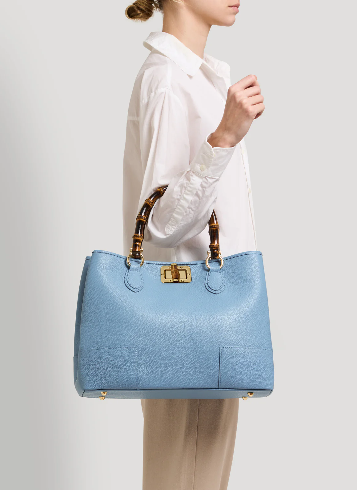 MALA EM PELE ITALIANA AMALFI AZUL CELESTE | TUSCAN Mala de mão azul clara com alças em bambu e fecho dourado