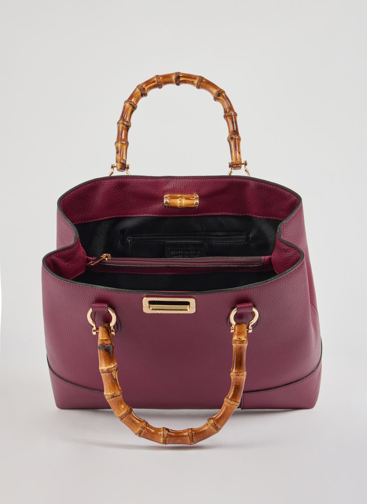 MALA EM PELE ITALIANA AMALFI BURGUNDY | TUSCAN Mala de mão vinho em pele com alças de bambu e interior preto