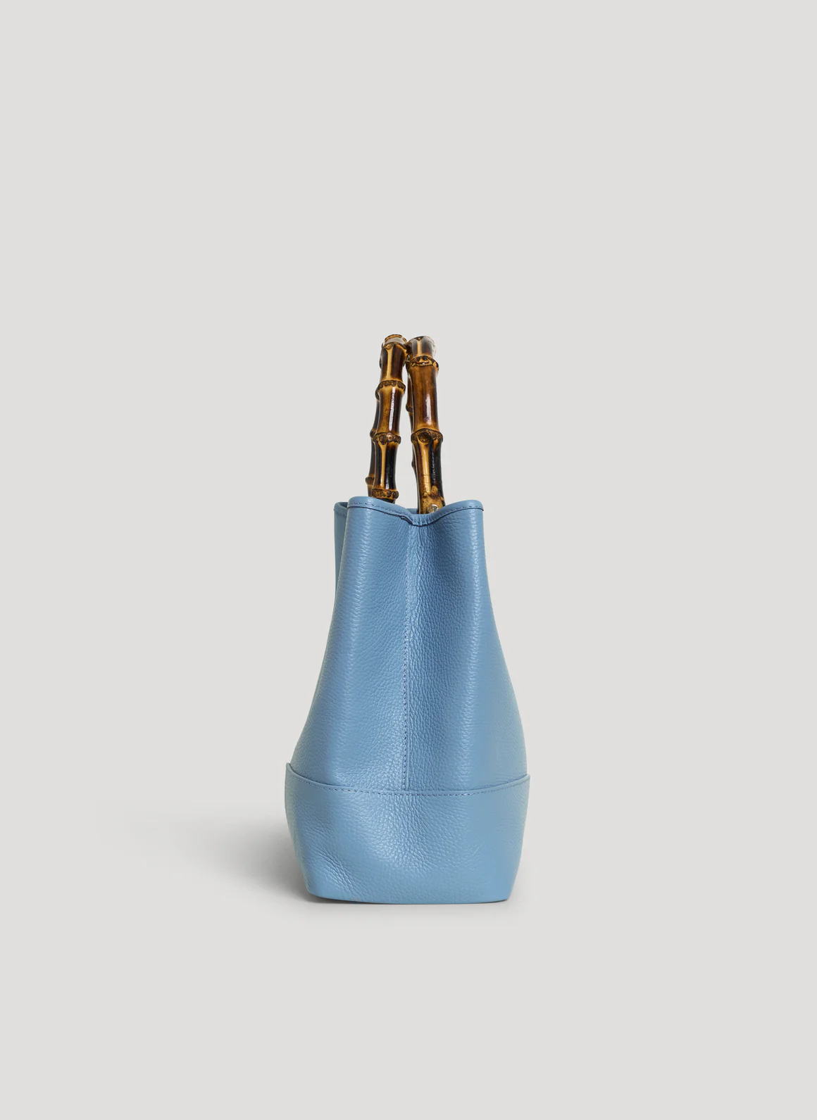 MALA EM PELE ITALIANA AMALFI AZUL CELESTE | TUSCAN Mala de mão azul com alças de bambu