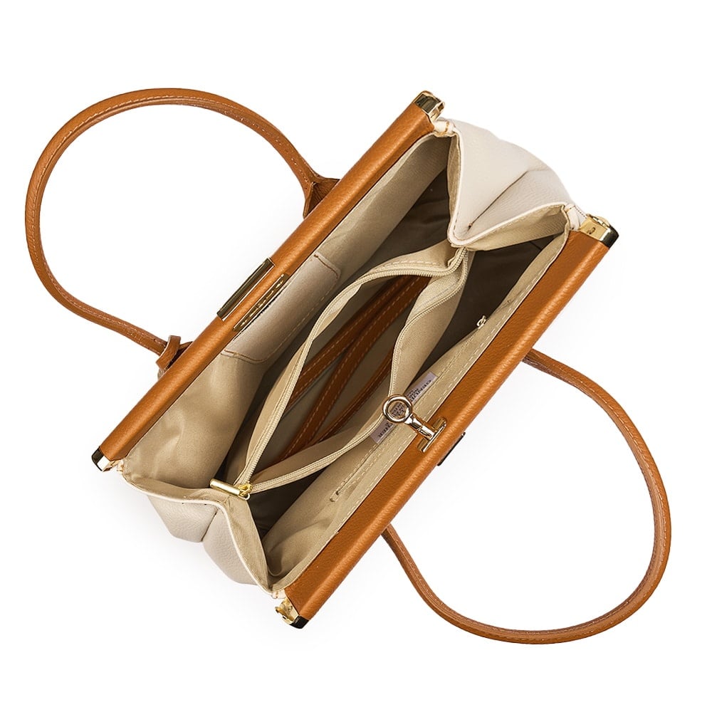 MALA DE PELE ITALIANA FIESOLE CREAM & CONHAQUE | TUSCAN Mala de mão castanho claro e bege vista por cima com interior visível