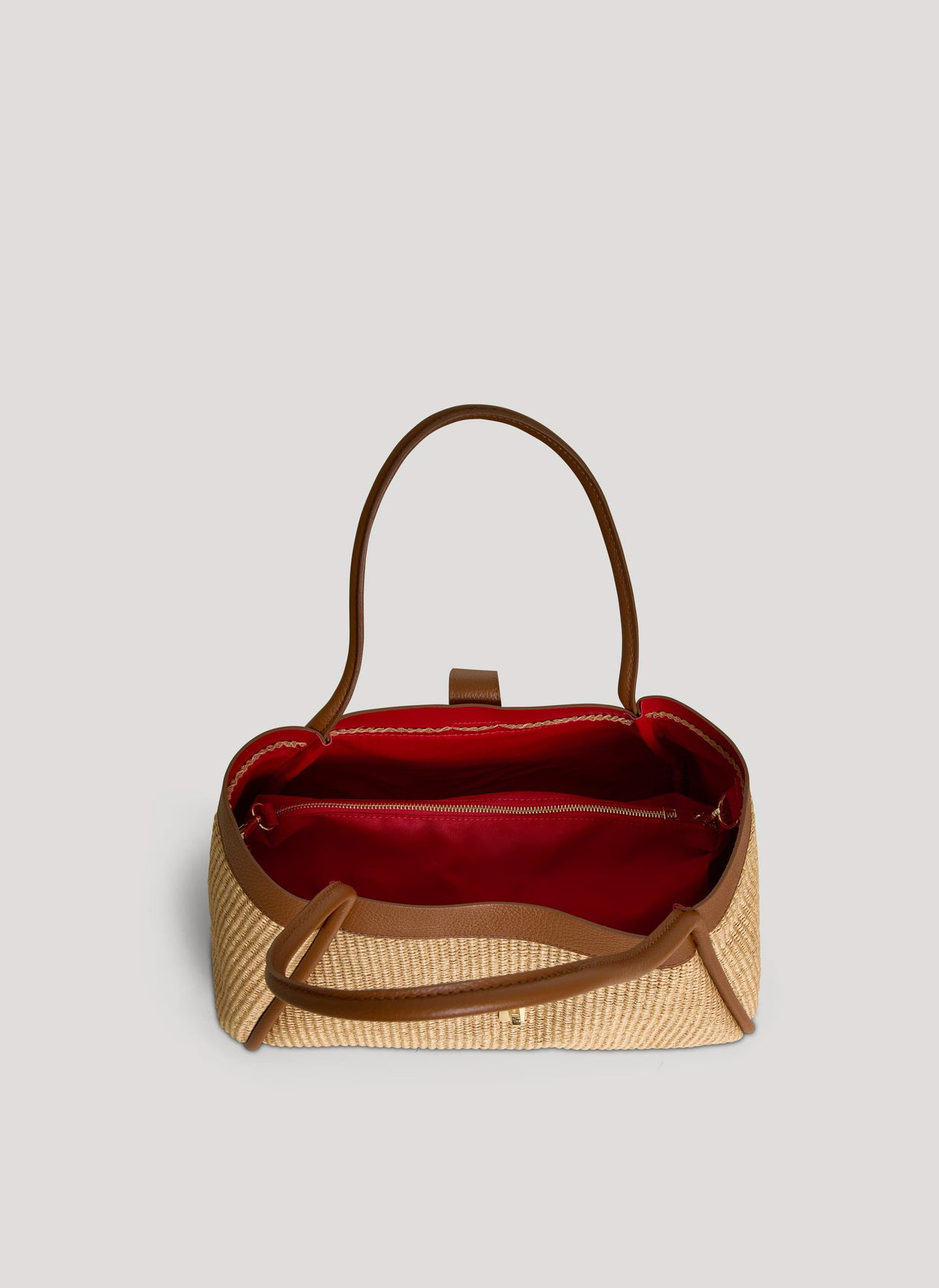 MALA EM PELE & RÁFIA ITALIANA ROMA | TUSCAN Mala de ombro bege com detalhes castanhos e interior vermelho aberto.