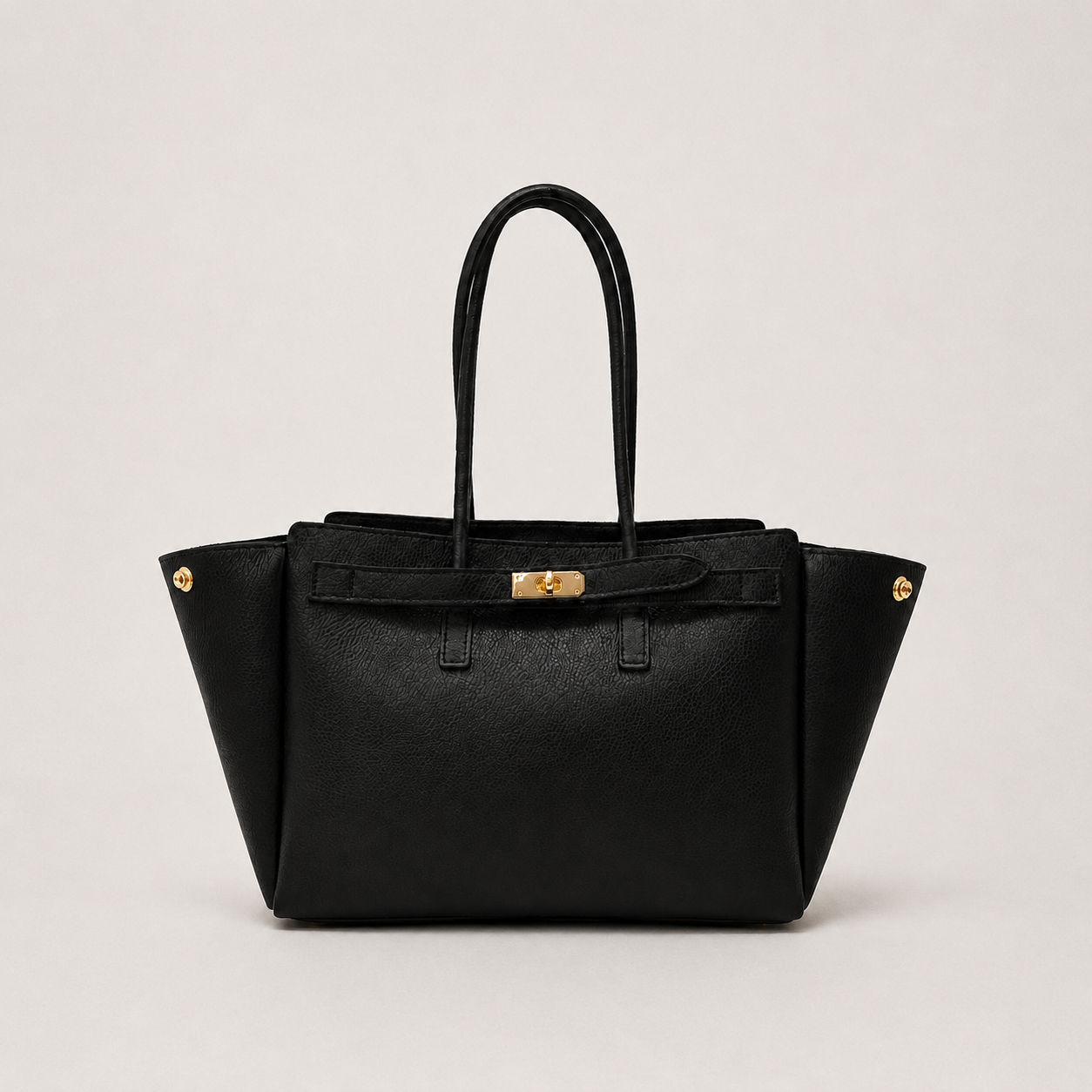 MALA EM PELE ITALIANA PADOVA PRETO | TUSCAN Mala de mão preta com fecho dourado e alças duplas