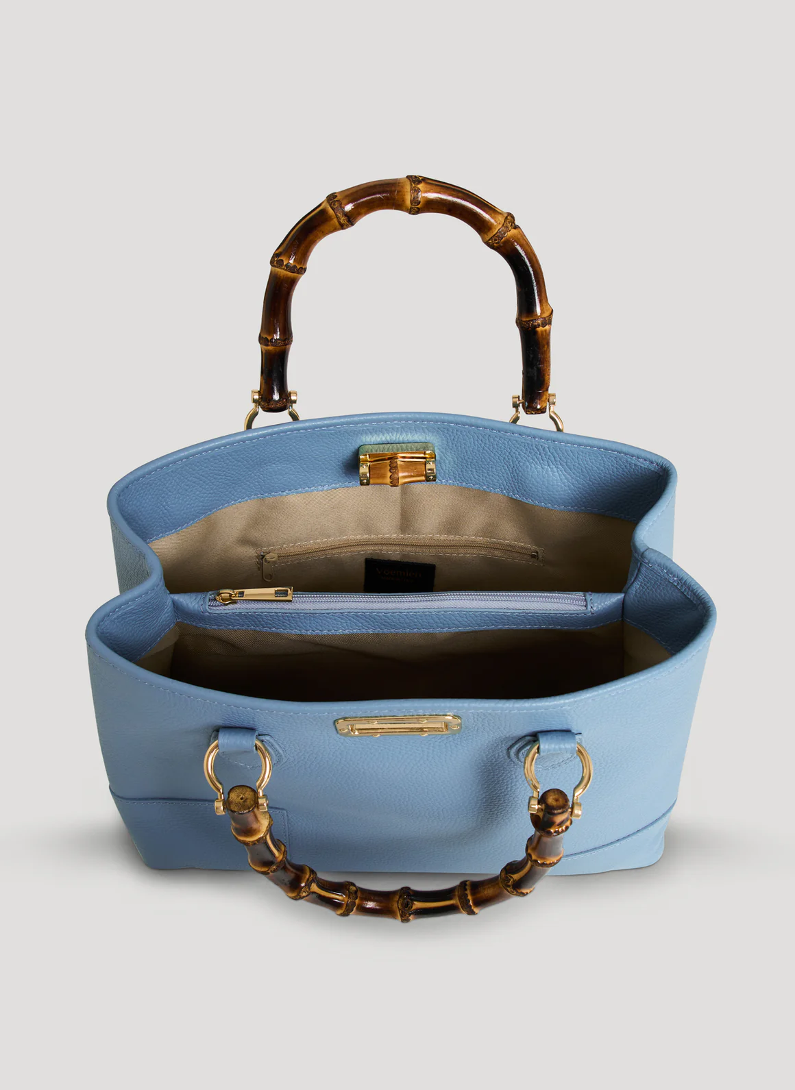 MALA EM PELE ITALIANA AMALFI AZUL CELESTE | TUSCAN Mala azul clara em couro com alças de bambu e fecho dourado, interior bege com compartimentos