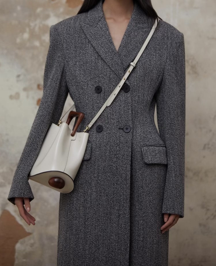 MALA EM PELE ITALIANA FLORENÇA LATTE | TUSCAN Sobretudo cinzento padrão tweed com mala branca e detalhes em madeira