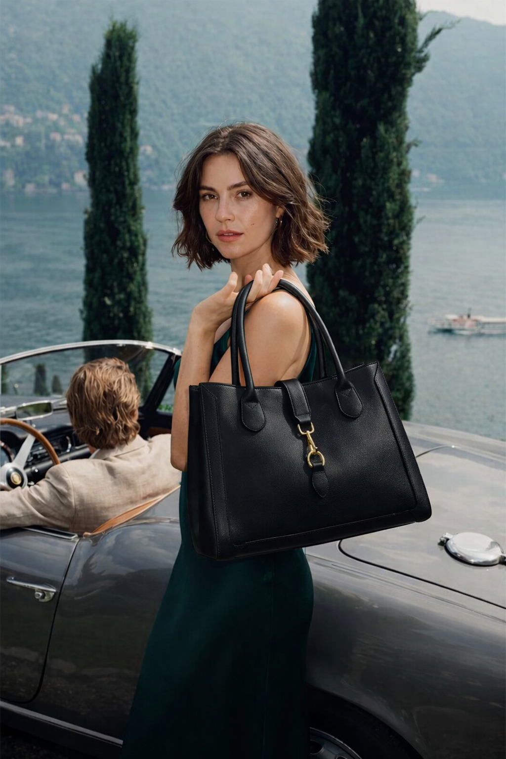MALA EM PELE ITALIANA MANTOVA PRETO | TUSCAN Mulher com mala de mão preta em pele junto a carro clássico junto a lago