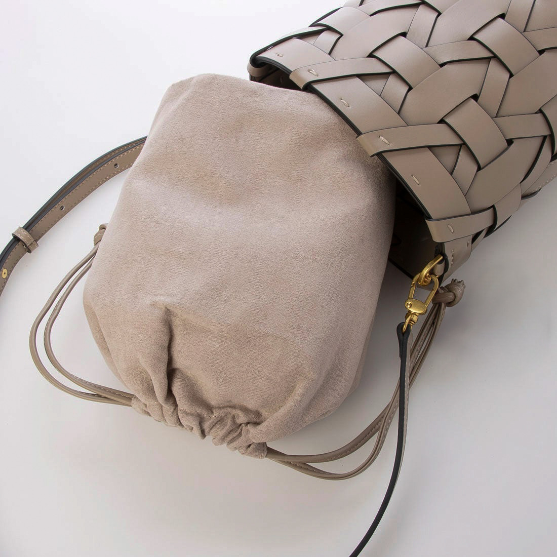 MALA DE PELE ITALIANA ENTRELAÇADA BERGAMO TAUPE | TUSCAN Bolsa bege trançada com detalhe de tecido camurça no interior